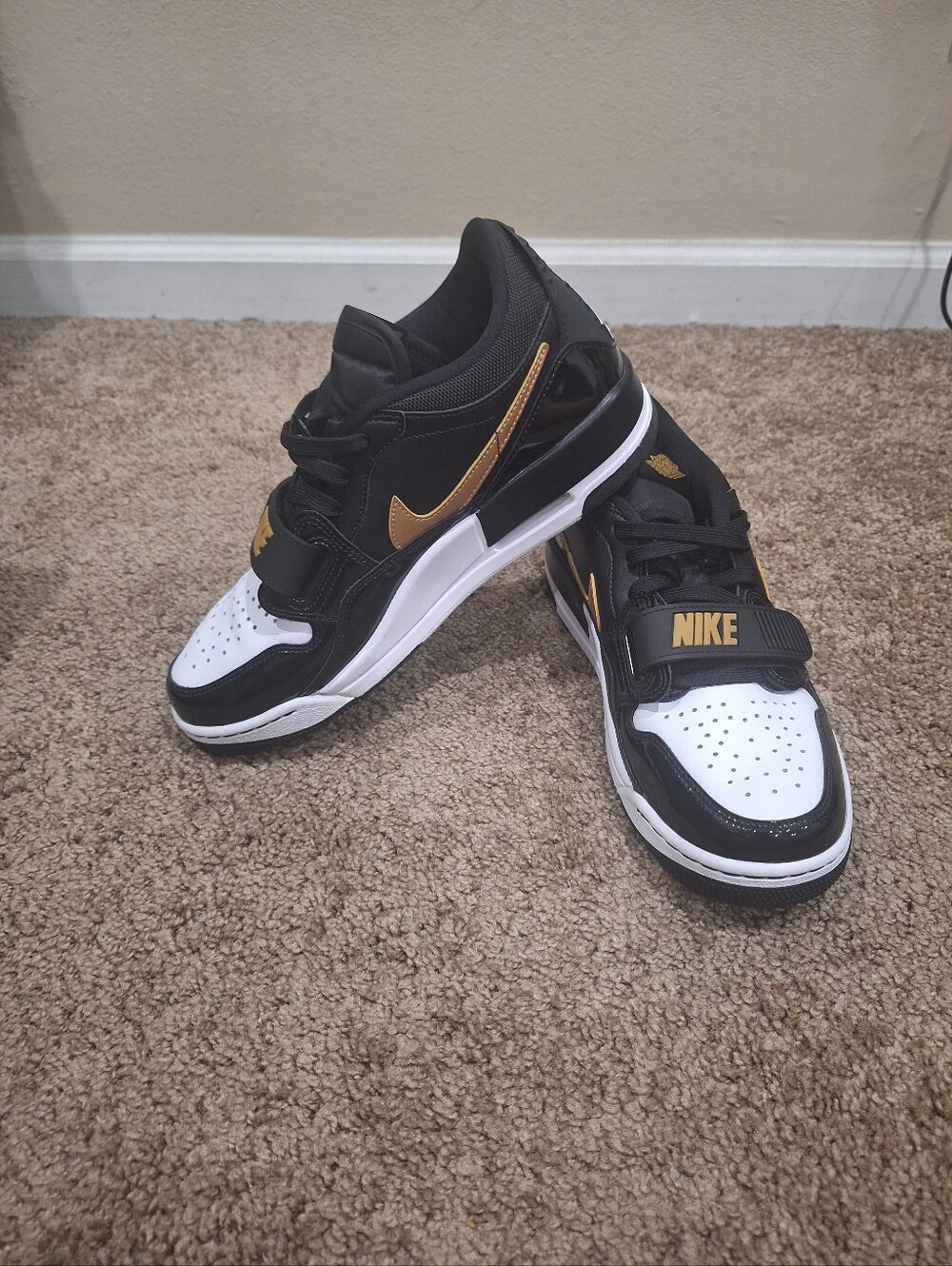 Nike Mens Low-Top Sneakers in Black, White & Gold